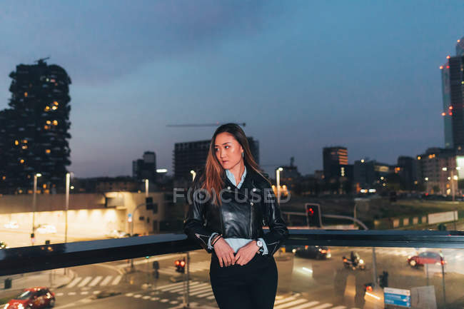 Ritratto di donna adulta in piedi sul balcone al crepuscolo — Foto stock