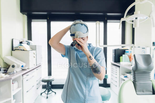 Стоматолог одягає бінокулярну лупу — стокове фото