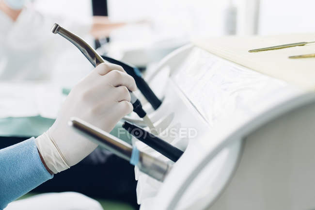 Dentista manuseando equipamentos odontológicos, close-up — Fotografia de Stock