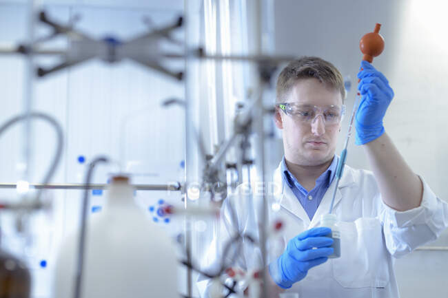 Científico en pruebas de laboratorio químicos en la fábrica de galvanoplastia - foto de stock