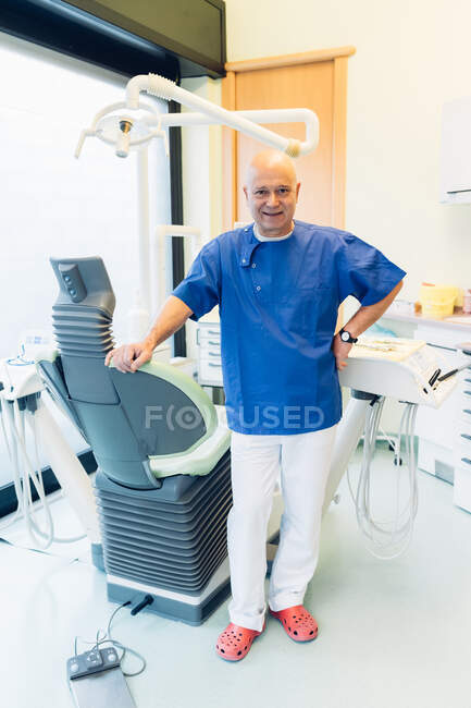 Portrait of dentist in dentist office — Stock Photo