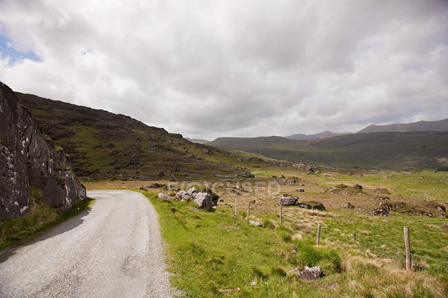 Ландшафт с дорогой на границе Ирландии и Ирландии — стоковое фото