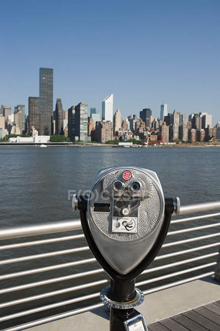 Coin operated binoculars on viewing platform against background of city — Stock Photo