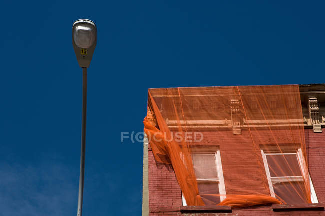 Vista inferior da casa com rede sobre ele, Brooklyn, cidade de Nova Iorque, EUA — Fotografia de Stock