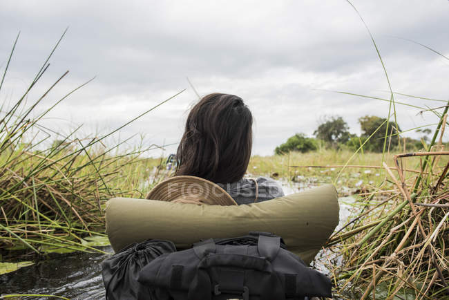 Vue arrière du touriste femelle sur le delta de l'Okavango, Botswana, Afrique — Photo de stock