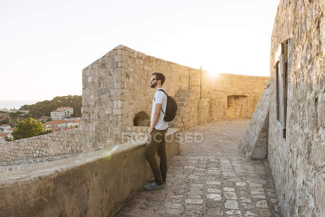 Uomo che distoglie lo sguardo vista a Dubrovnik, Liguacko-Neretvanska, Croazia, Europa — Foto stock