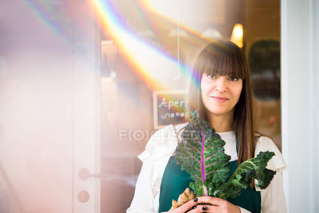 Portrait de propriétaire féminine du restaurant végétalien — Photo de stock