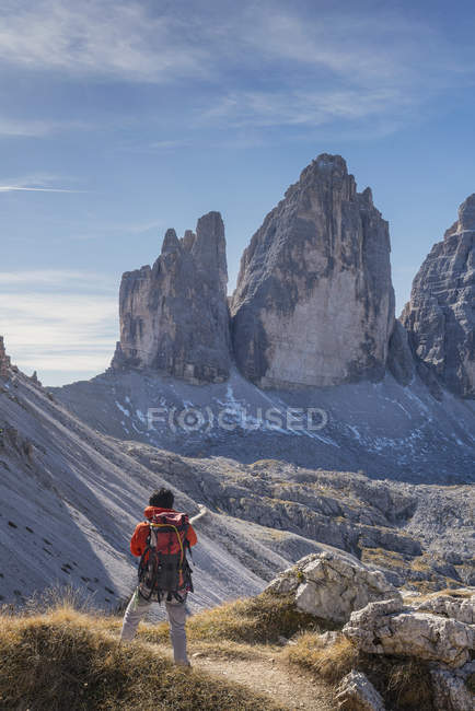 Турист, насолоджуючись видом на гори Доломіти поблизу курорту Кортіна д'Ампеццо, Венето, Італія — стокове фото