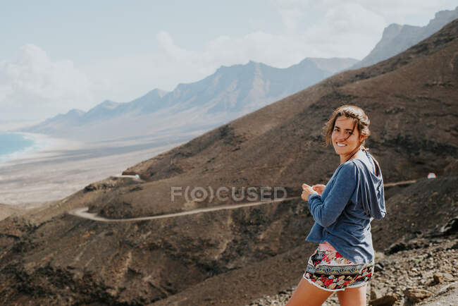 Frau genießt Blick auf das Meer, Corralejo, Fuerteventura, Kanarische Inseln — Stockfoto