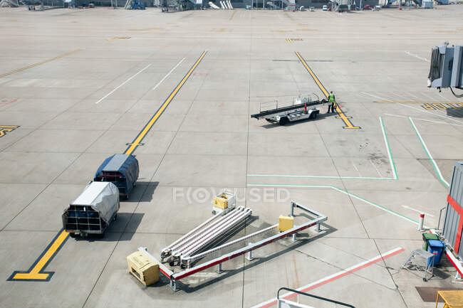 Злітно-посадкова смуга аеропорту, високий кут — стокове фото