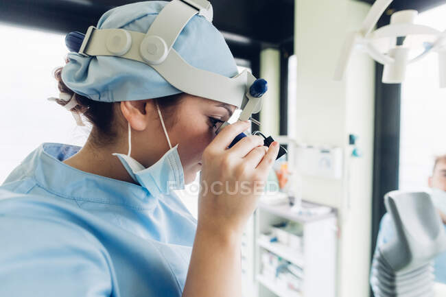 Dentista con equipo dental, primer plano - foto de stock