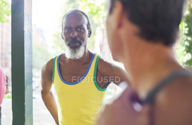 Два зрелых мужчины, на улице, разговаривают — стоковое фото