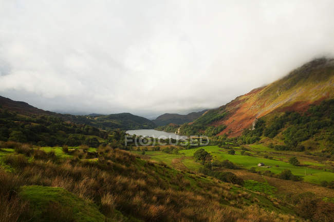 Belle vallée avec lac, Snowdonia, Pays de Galles du Nord, Royaume-Uni — Photo de stock