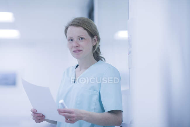 Porträt eines Radiologen, der ein Dokument in der Hand hält — Stockfoto