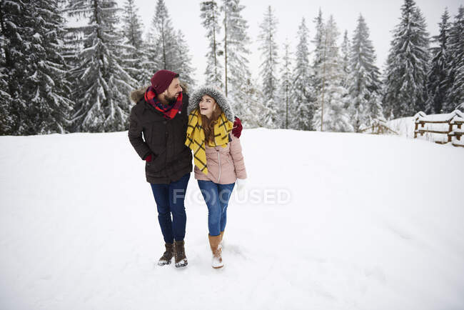 Junges Paar spaziert im Schnee — Stockfoto