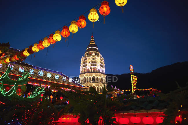 Fila di lanterne di carta e tempio Kek Lok Si illuminato di notte, Penang, Pulau Pinang, Malesia — Foto stock