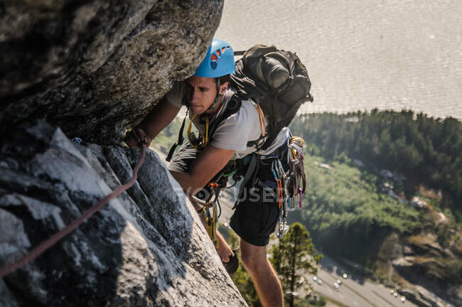 Man trad climbing at The Chief, Squamish, Canada — стокове фото