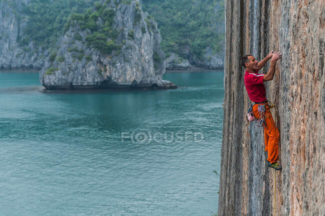 Escalador de roca en roca caliza, Ha Long Bay, Vietnam - foto de stock
