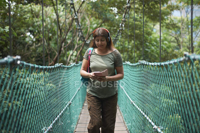 Tourist auf Brücke, KL Forest Eco Park, Kuala Lumpur, Malaysia — Stockfoto