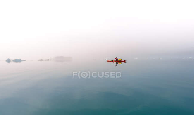 Personne kayak de mer dans la brume, Narsaq, Kitaa, Groenland — Photo de stock
