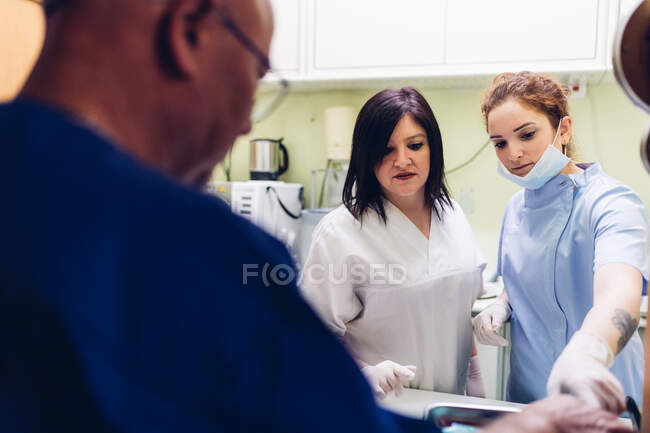 Стоматологи в кабинете дантиста — стоковое фото