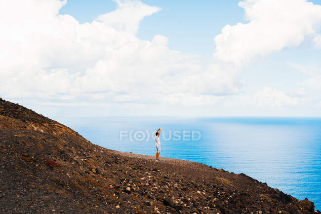 Uomo affacciato sul mare, Corralejo, Fuerteventura, Isole Canarie — Foto stock
