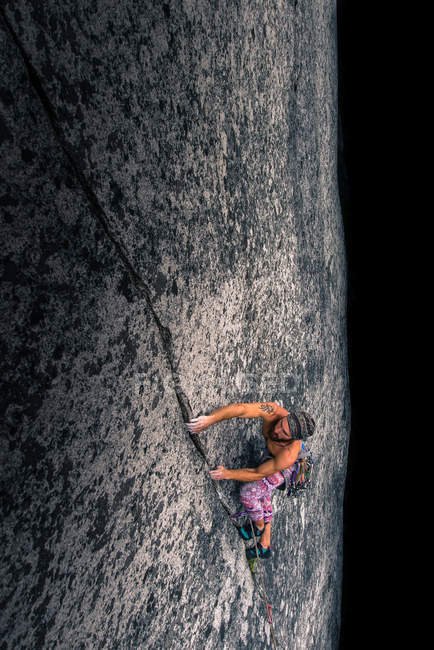 Vista de ángulo alto del hombre escalando la cara de roca en Malamute, Squamish, Canadá - foto de stock