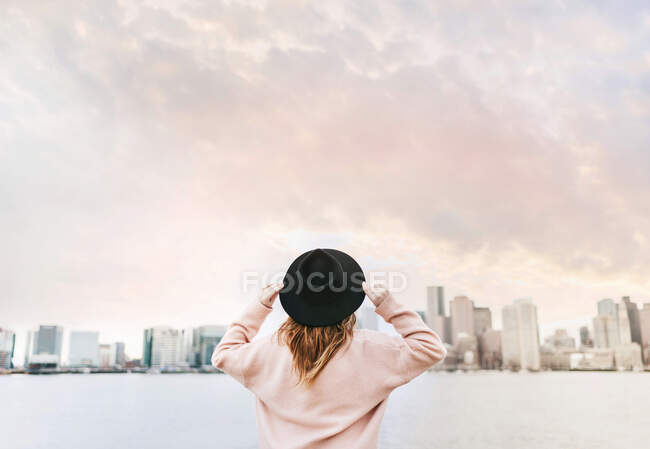 Woman wearing hat looking away at skyline, Boston, Massachusetts, Estados Unidos — Fotografia de Stock