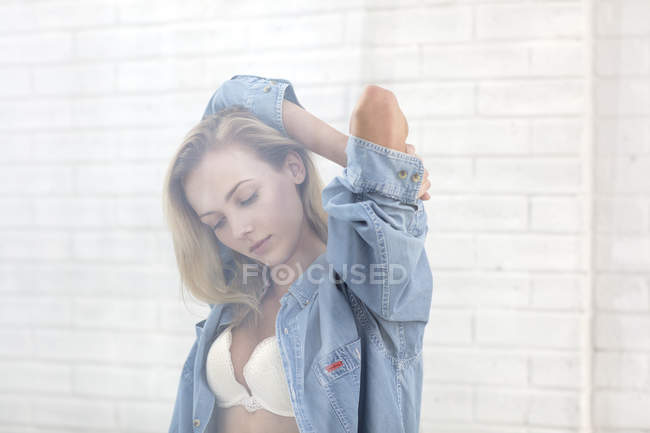 Retrato de jovem mulher em camisa desabotoada e roupa interior — Fotografia de Stock