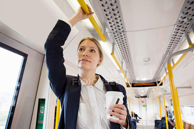 Donna d'affari che viaggia sul treno della metropolitana di Londra — Foto stock