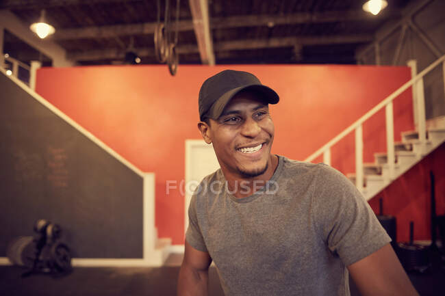Portrait de l'homme en casquette de baseball regardant ailleurs en souriant — Photo de stock