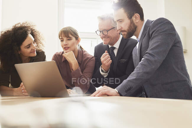 Les gens d'affaires au bureau en utilisant un ordinateur portable — Photo de stock