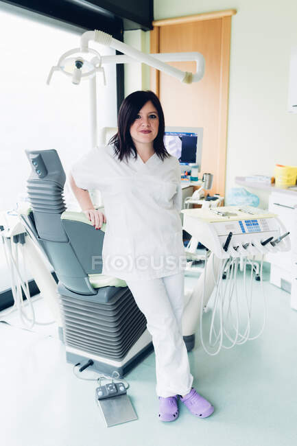 Портрет жінки-стоматолога в стоматологічному кабінеті — стокове фото