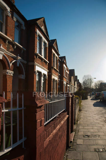 Exteriores de la casa contra el cielo azul en la ciudad, Reino Unido - foto de stock