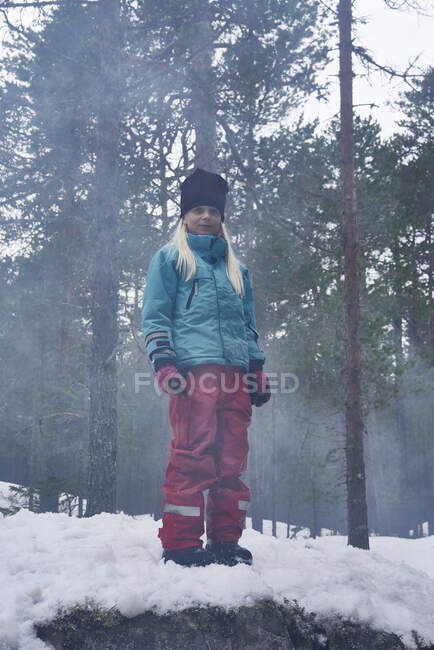 Retrato de menina, de pé na neve coberta, paisagem rural — Fotografia de Stock