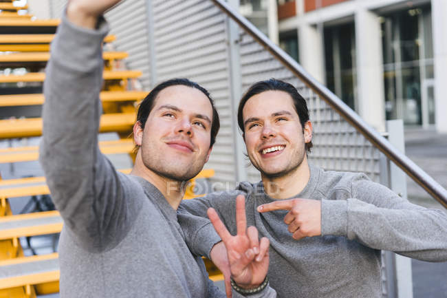 Jovens gêmeos do sexo masculino tomando auto retrato — Fotografia de Stock