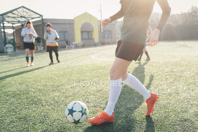 Jugadores de fútbol jugando en campo de fútbol - foto de stock