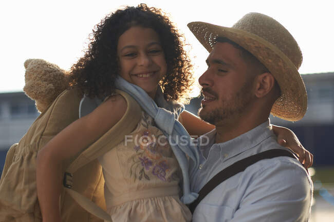 Батько, що носить дочку на руках — стокове фото
