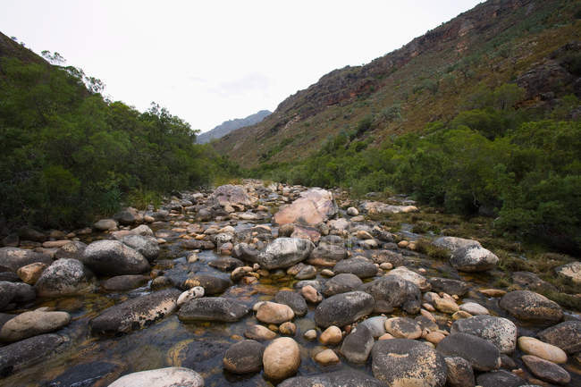 Río con piedras grandes, Paarl, Sudáfrica - foto de stock