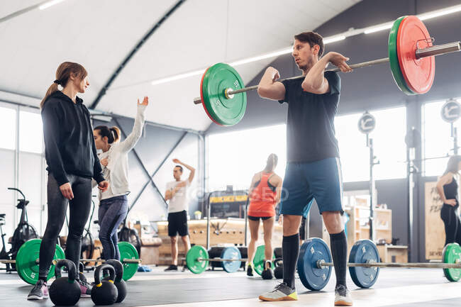 People in gym weightlifting — Stock Photo
