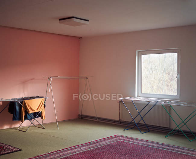 Сушка білизни в порожній кімнаті — стокове фото