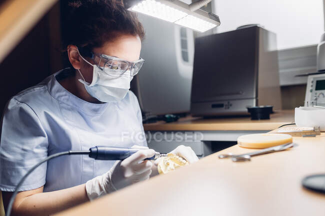 Dentiste faisant une prothèse dentaire en laboratoire — Photo de stock