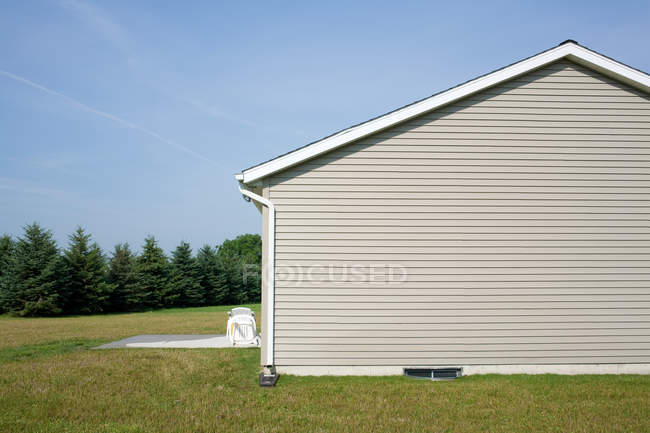 Vista laterale della casa grigia con prato verde, Indiana, USA — Foto stock