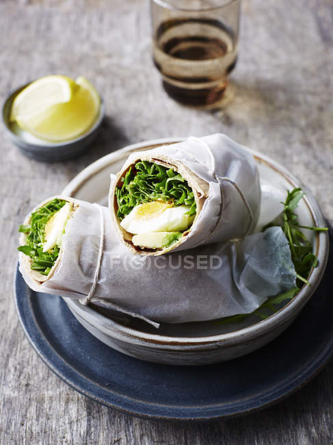 Avocado, rocket and egg wrap, close-up view — Stock Photo