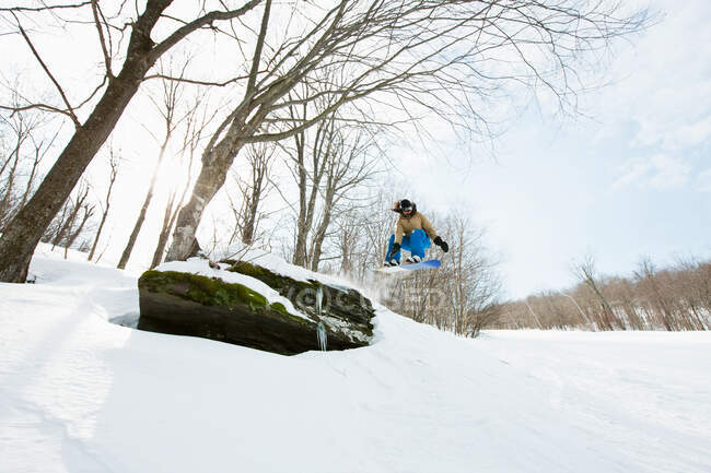 Сноубордист прыгает в воздухе — стоковое фото