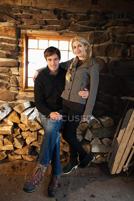 Ritratto di coppia che guarda la macchina fotografica in casa rustica — Foto stock