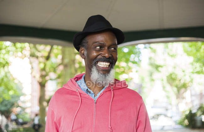 Портрет дорослого чоловіка, посміхаючись — стокове фото