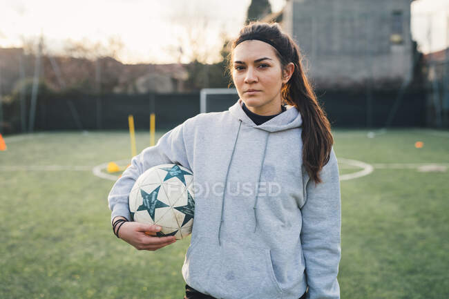 Портрет женщины-футболистки — стоковое фото