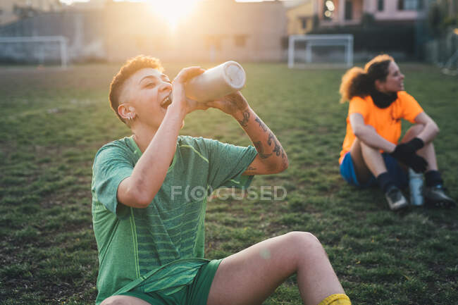 Les joueurs de football prennent une pause sur le terrain — Photo de stock