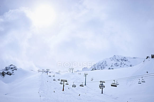 Montanha coberta de neve com elevadores de esqui, Hintertux, Tirol, Áustria — Fotografia de Stock